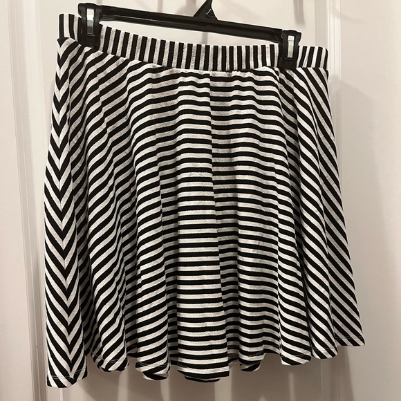 Black and white a line skirt - Picture 3 of 5